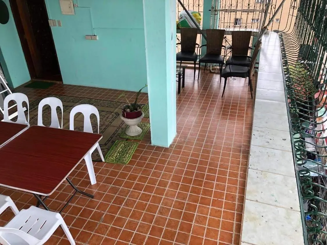 Апартаменты The Mansion - Backpackers Near Airport Манила