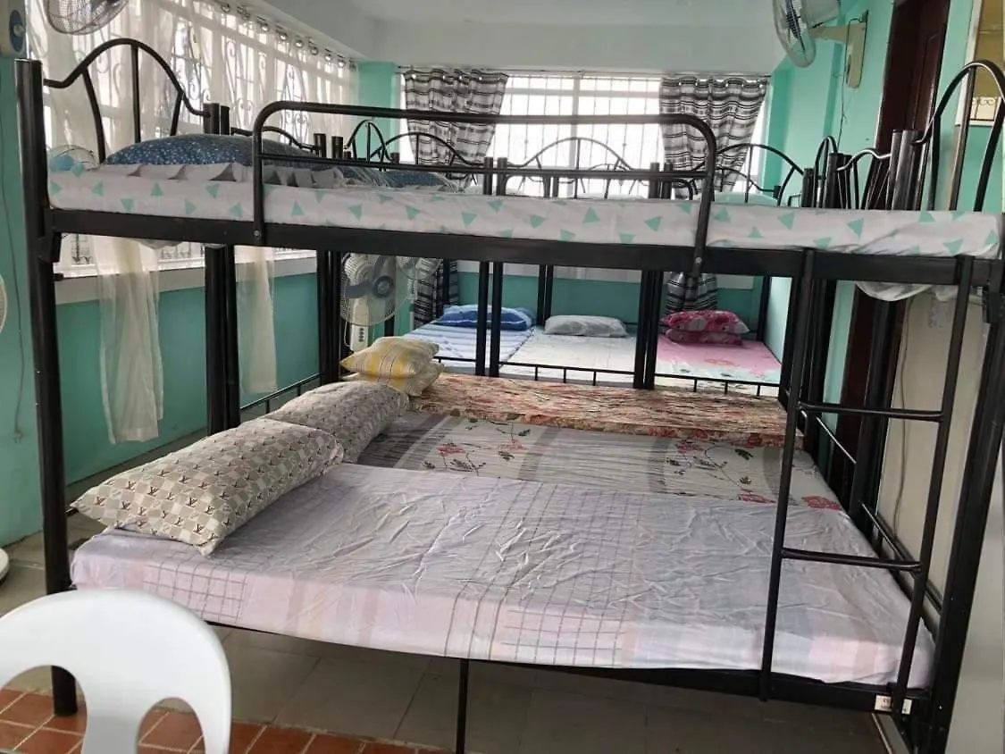 The Mansion - Backpackers Near Airport Apartment Manila