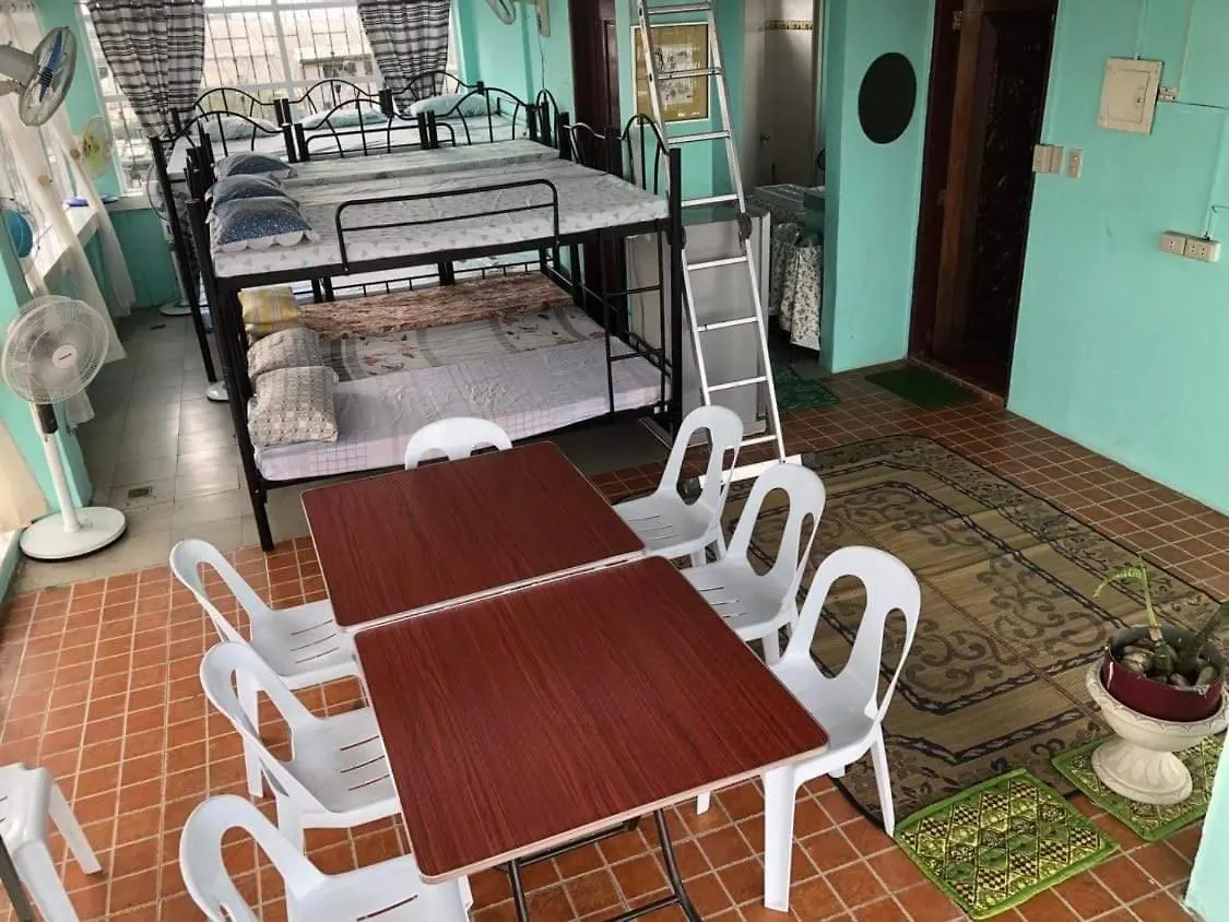 The Mansion - Backpackers Near Airport Apartment Manila 0*,