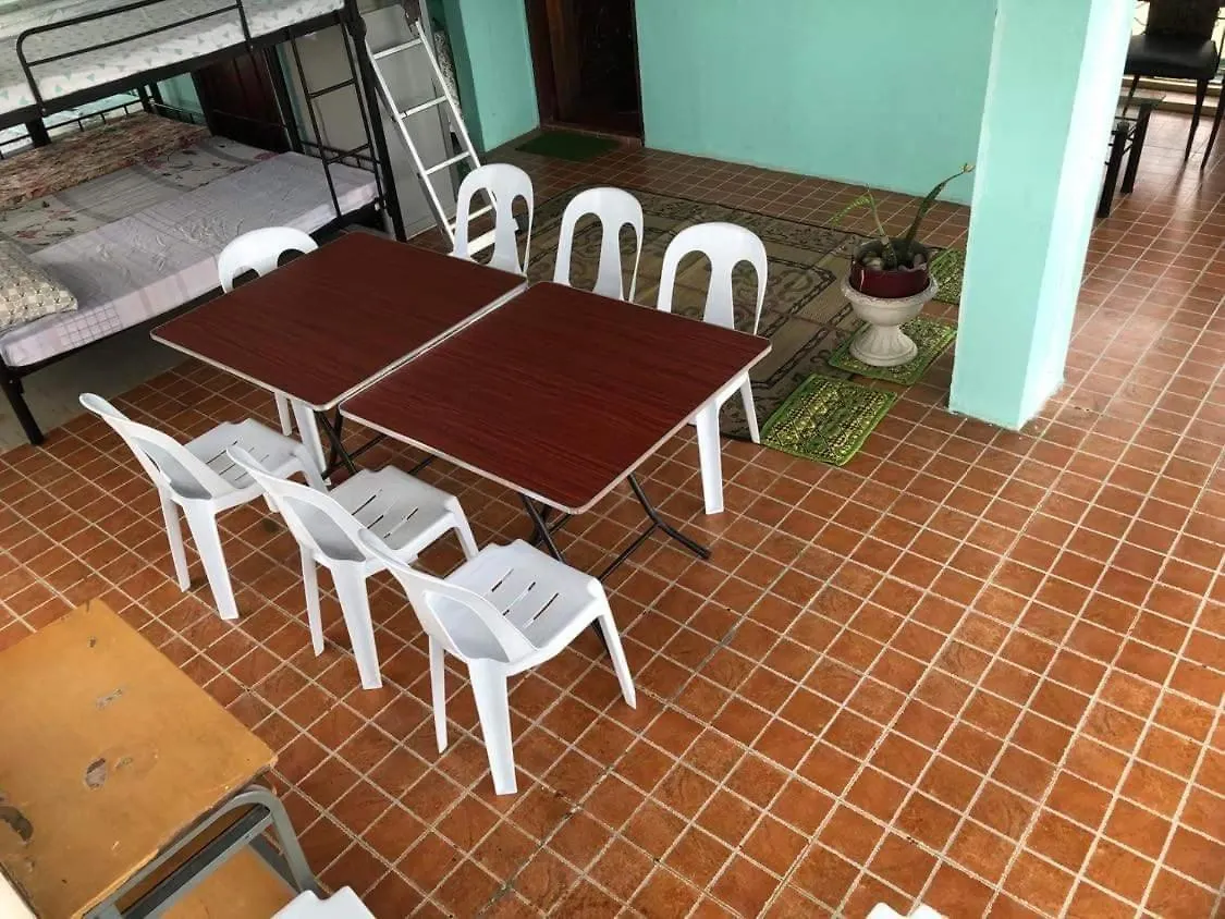 The Mansion - Backpackers Near Airport Apartment Manila