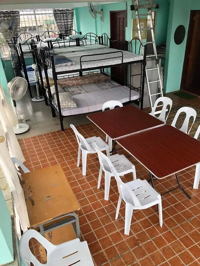 The Mansion - Backpackers Near Airport Apartment Manila