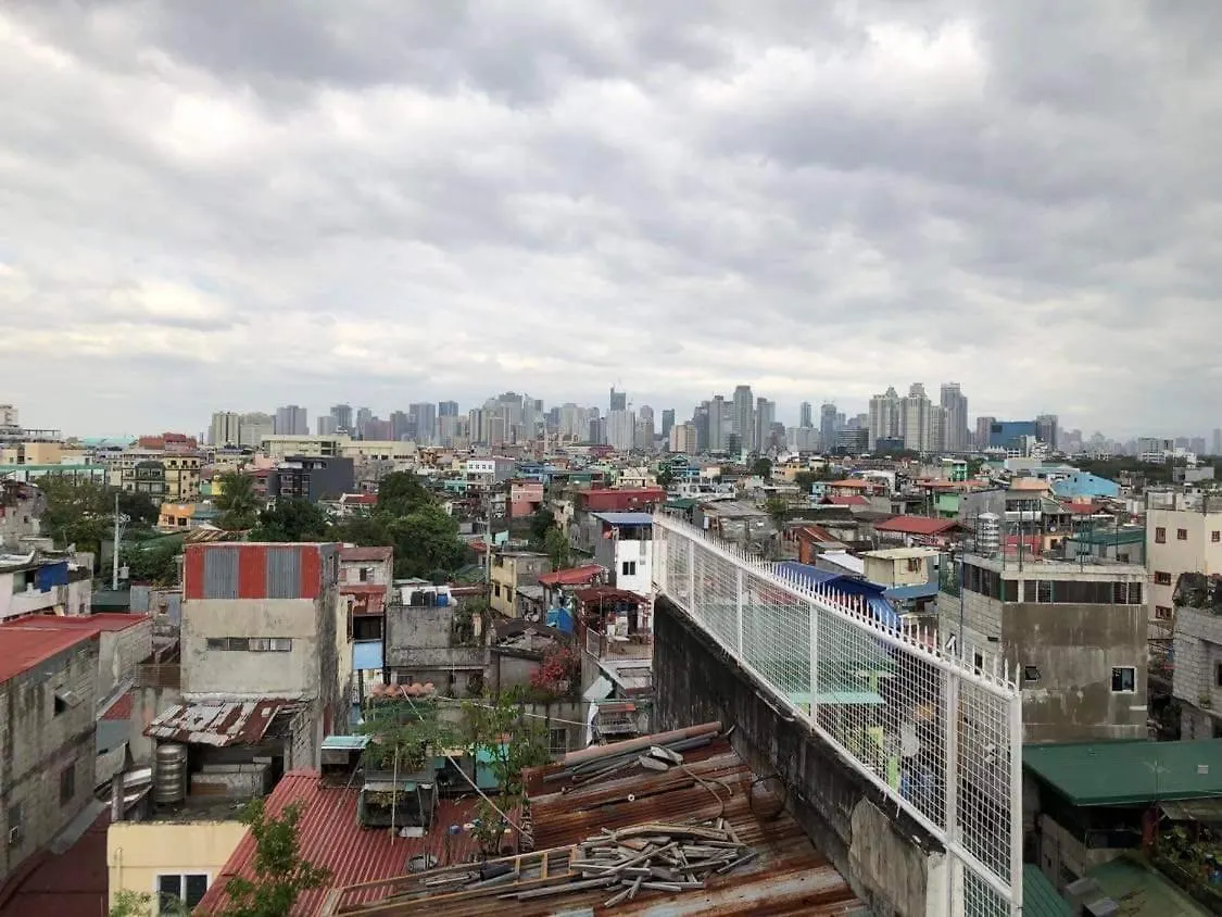 The Mansion - Backpackers Near Airport Apartment Manila