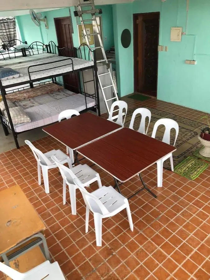 The Mansion - Backpackers Near Airport Apartment Manila
