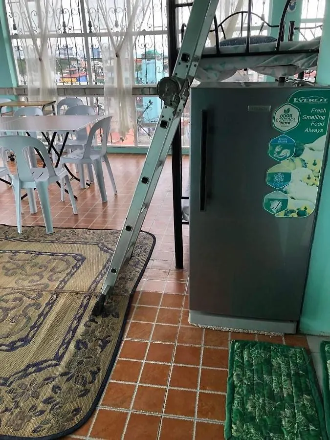 The Mansion - Backpackers Near Airport Apartment Manila