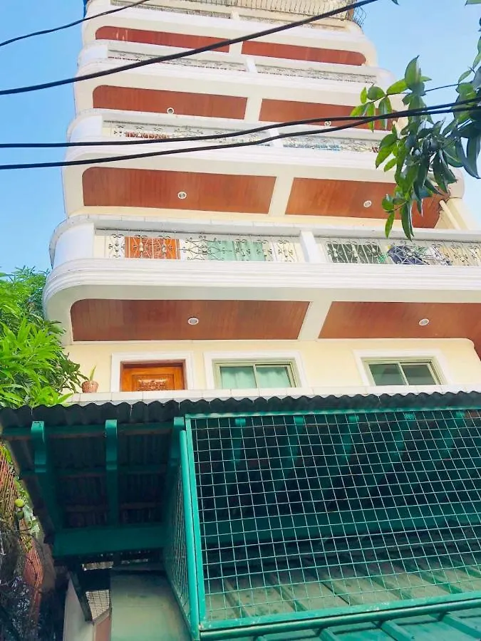 The Mansion - Backpackers Near Airport Apartment Manila
