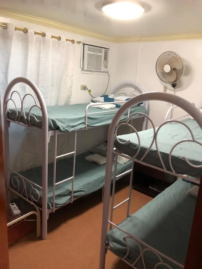The Mansion - Backpackers Near Airport Apartment Manila