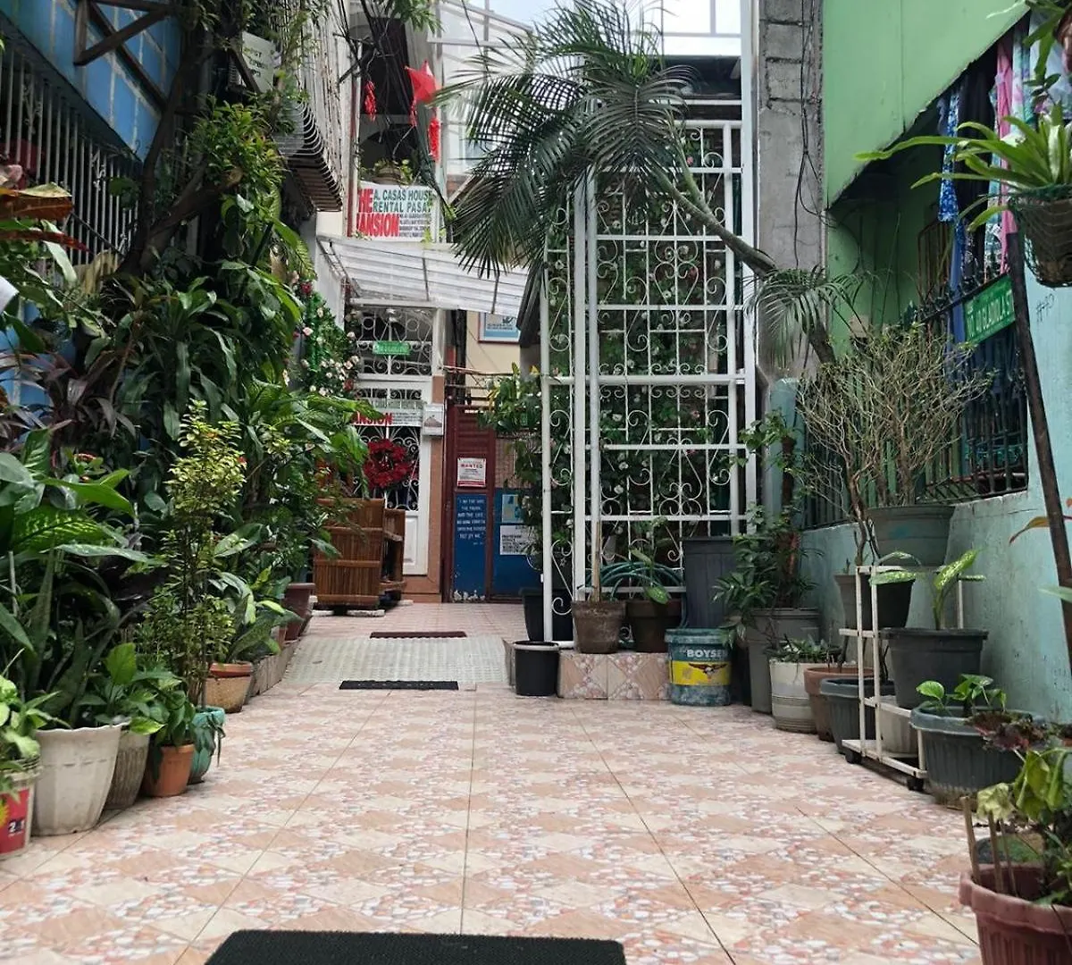The Mansion - Backpackers Near Airport Apartment Manila Philippines