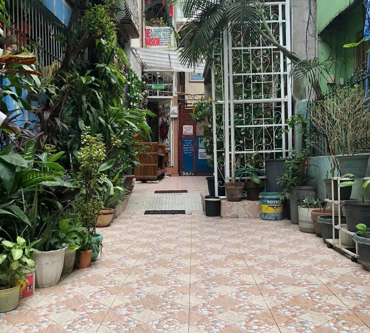 The Mansion - Backpackers Near Airport Apartment Manila